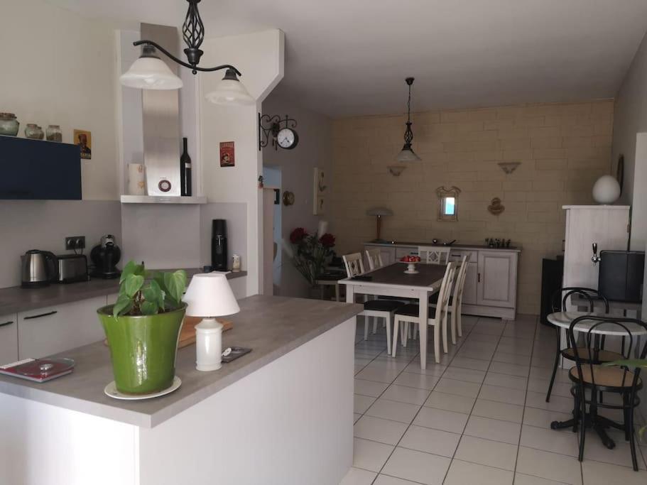 La Porte Bleue Vouneuil-sous-Biard Extérieur photo